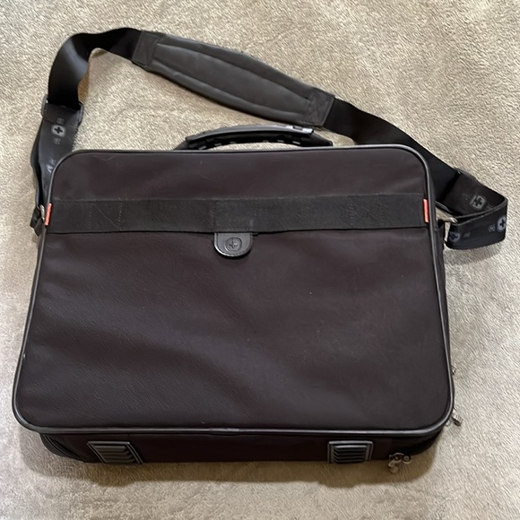 SwissGear by Wenger LEGACY 16` single compartment notebook case - Picture 2 of 8